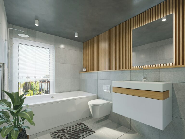 Moderne badkamer met een bad, een aan de muur hangende wastafel en een toilet. Met accenten van houten panelen, een rechthoekige spiegel en een kleine plant. Fel natuurlijk licht van een raam met jaloezieën.