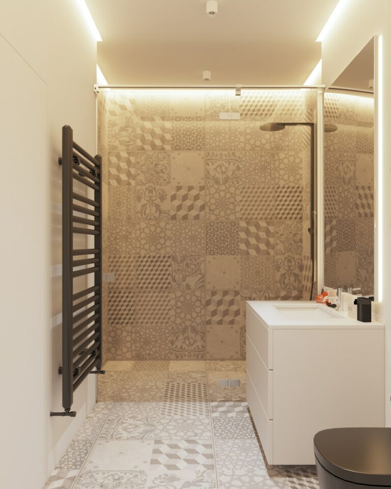 Moderne badkamer met patroontegels, inloopdouche, wit wastafelmeubel met wastafel, zwarte handdoekradiator en zwart toilet.